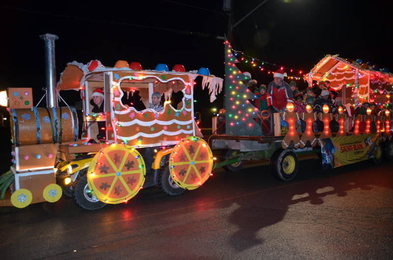 Lights, floats and decorations bring Embrun early holiday cheer