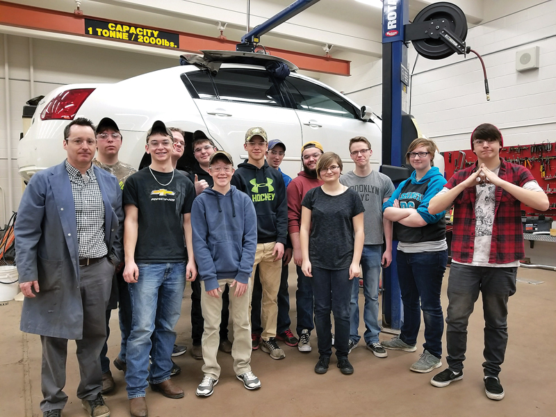 North Dundas Students restore vehicle for local Syrian family