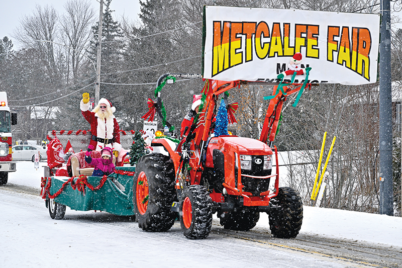 Santa Claus arrives in Metcalfe along with the Christmas Spirit