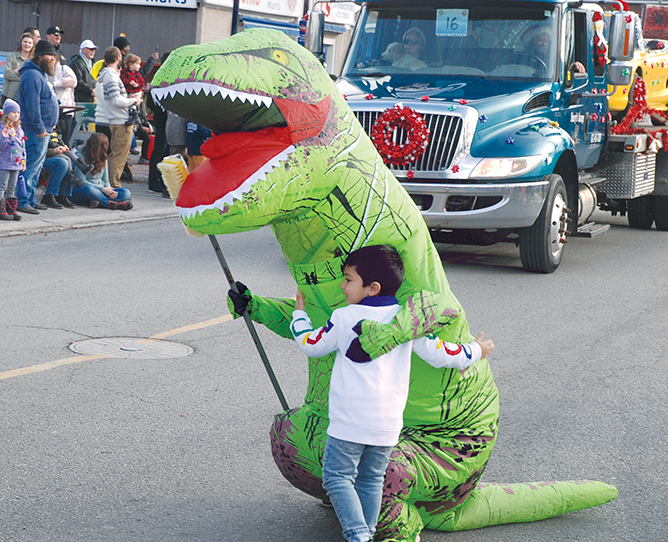 2022 Russell Santa Claus Parade a hit with community